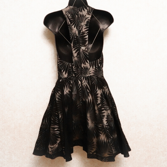 ALICE+OLIVIA black sheer palm overlay fit and flare cut-out back dress, size 4 - Picture 3 of 5